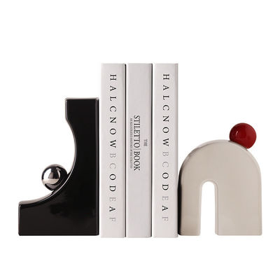 Les bouquins en céramique artisanale sont le complément parfait à votre collection de livres organisés.