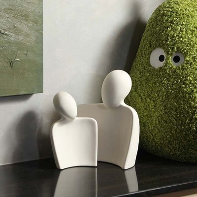 Figurine d'amants en céramique élégante pour les couples amoureux