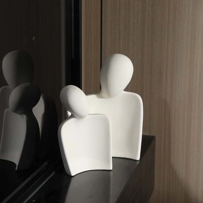 Élevez votre espace avec une statue d'amants abstraits en bambou unique