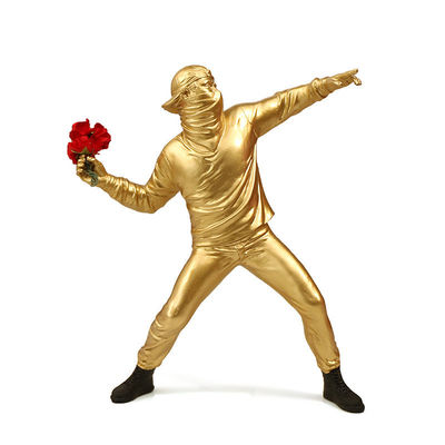 Modèle de résine verticale Banksy Flore lançant des garçons contemporain Art déco Cross Mirror