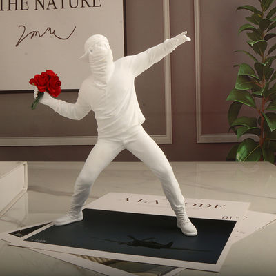 Modèle de résine verticale Banksy Flore lançant des garçons contemporain Art déco Cross Mirror
