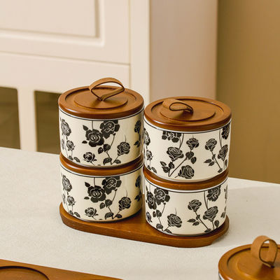 Un pot en céramique d'inspiration vintage pour les aliments micro-ondes et les bijoux scellés à l'américaine