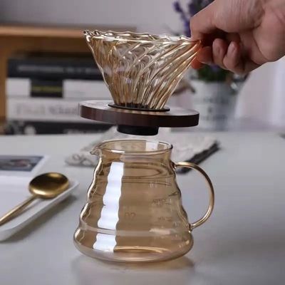 Versez du verre de borosilicate brun sur la machine à café avec goutte-à-goutte transparent et ensemble de pot
