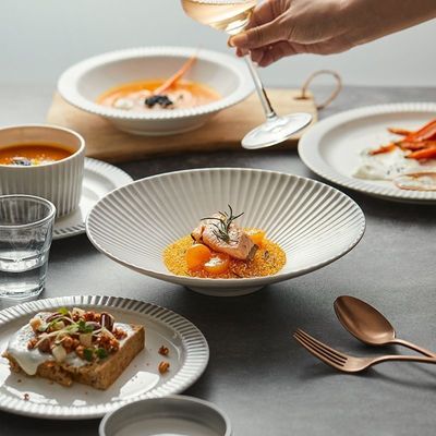 Plateaux de dîner jetables bols tasses avec design en relief dans le style nordique moderne céramique vitrée mate