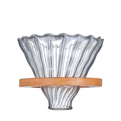Accueil V Versez du verre sur le café avec le stand de bambou
