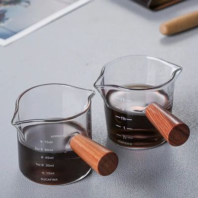 Coupe de mesure en verre borosilicate transparent de 100 ml avec un design minimaliste