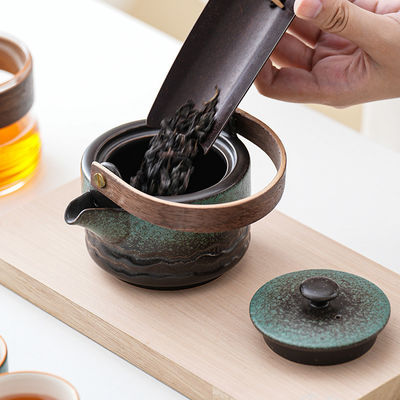 Boire du pot définit l'expérience ultime du thé traditionnel avec le verre à boire