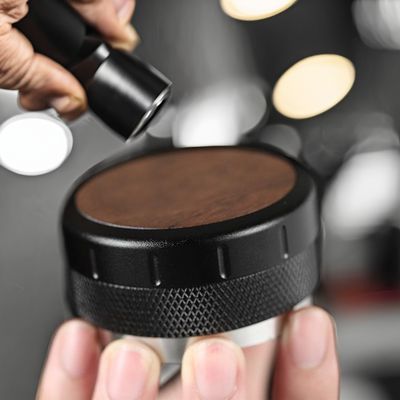 Taille réglable Espresso Tamper Bois de noix et base en aluminium pour une étanchéité parfaite
