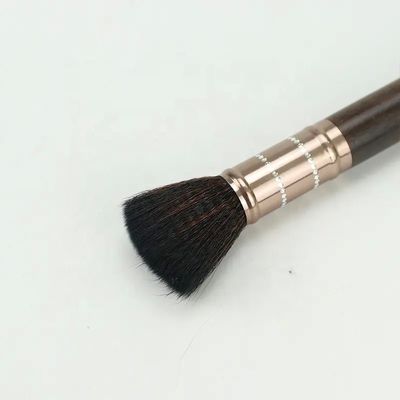 Une brosse à expresso en bois pratique pour le nettoyage et l'entretien des accessoires de café