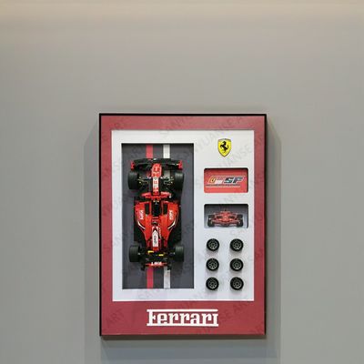 Des voitures de sport Porsche personnalisées et de beaux modèles de maisons exposés dans un cadre murale pour une décoration de maison à la mode