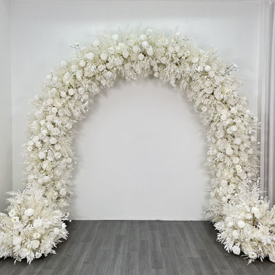 Un magnifique arc en forme de cœur pour les accessoires de mariage
