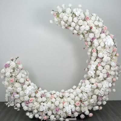 Un magnifique arc en forme de cœur pour les accessoires de mariage