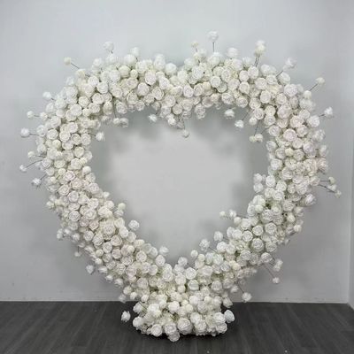 Un magnifique arc en forme de cœur pour les accessoires de mariage
