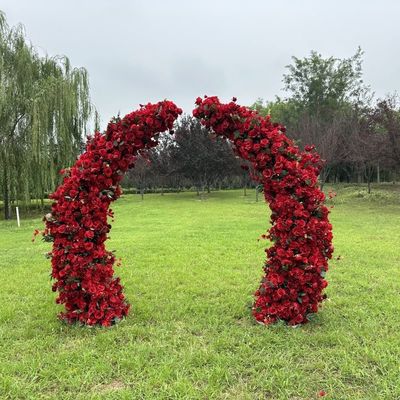 Un magnifique arc en forme de cœur pour les accessoires de mariage