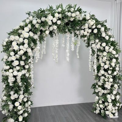 Un magnifique arc en forme de cœur pour les accessoires de mariage