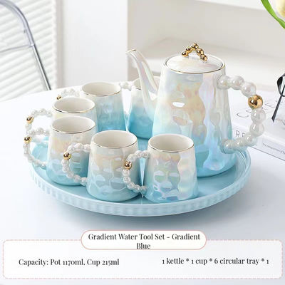 Une tasse de café en céramique rose avec soucoupe et tasse de thé en bambou