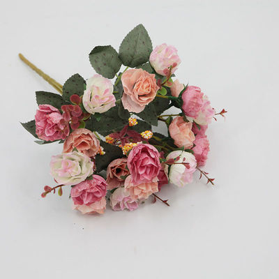 De magnifiques roses en diamant artificiel en soie blanche pour les décorations de mariage