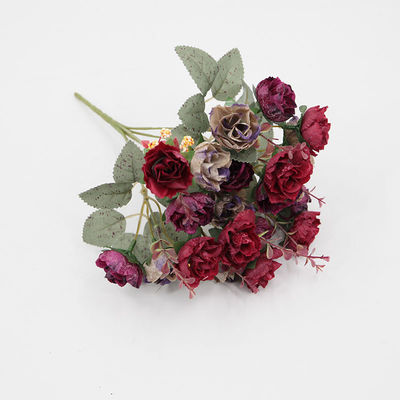 De magnifiques roses en diamant artificiel en soie blanche pour les décorations de mariage