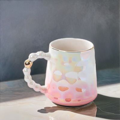 Une tasse en céramique de perle rose avec une soucoupe en bambou