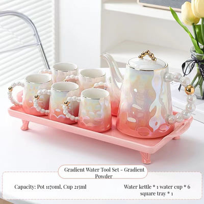 Une tasse en céramique de perle rose avec une soucoupe en bambou