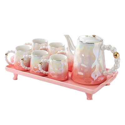 Des tasses de café en céramique en forme de coquille et une soucoupe en bambou