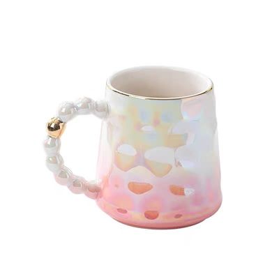 Des tasses de café en céramique en forme de coquille et une soucoupe en bambou