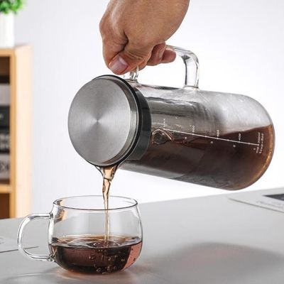Une cafetière à thé glacé en acier inoxydable avec une grande capacité et un design exquis