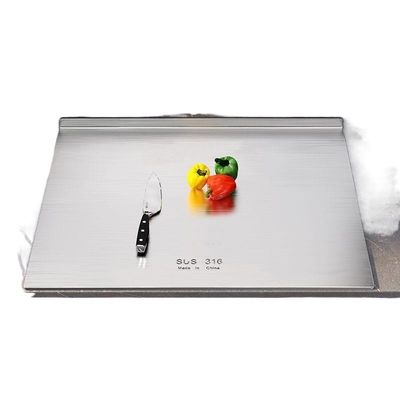 Plaque de coupe transparente et glacée 4 avec des mesures pour la conception de cuisine moderne
