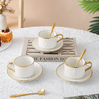 Un ensemble de tasses de thé et de soucoupes en porcelaine en céramique de design moderne pour un design nordique blanc