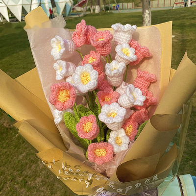 Des sacs de tournesol tricotés à la main, décor de table idéal pour la Saint-Valentin.