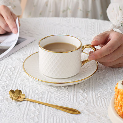 Emballé dans une boîte de thé blanc de luxe avec des tasses de bambou élégantes et des tasses en céramique moderne