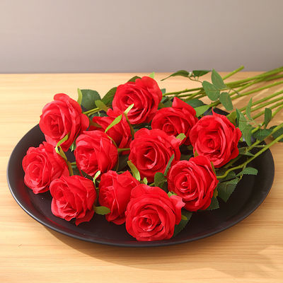 Des roses de velours rouges artificielles fleurs décoratives uniques pour la fête des mères magasin de mariage