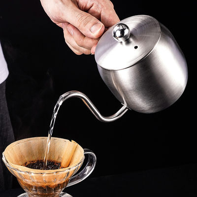 Une cafetière en acier inoxydable 304 à bouche longue d'une capacité de 500 ml et d'une poignée en bois