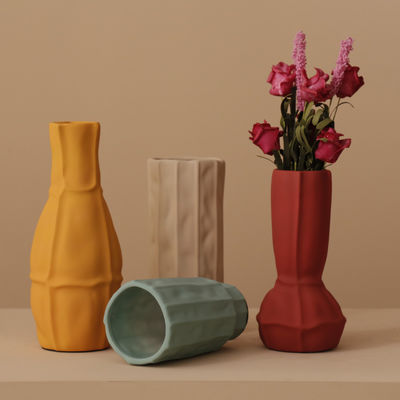 Vase en céramique vitrée en forme spéciale dans un design moderne et élégant pour les mariages et la maison