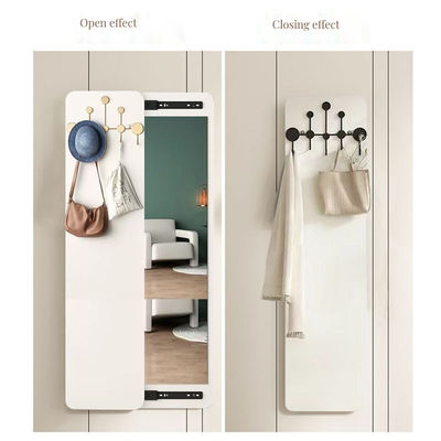Un miroir murale de luxe avec une ceinture en cuir super artisanale et un haut suspendu chic