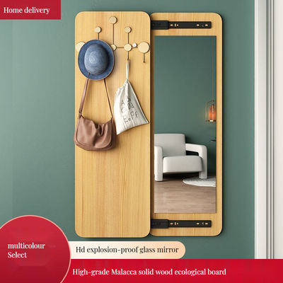 Un miroir murale de luxe avec une ceinture en cuir super artisanale et un haut suspendu chic