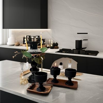 Goûter en verre médiéval noir glacé pour la boisson ou la décoration de la maison