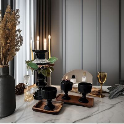 Goûter en verre médiéval noir glacé pour la boisson ou la décoration de la maison