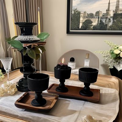 Goûter en verre médiéval noir glacé pour la boisson ou la décoration de la maison