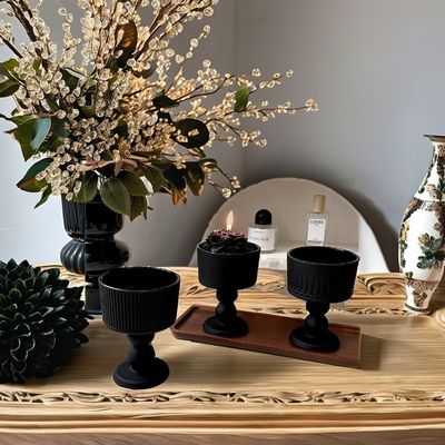 Goûter en verre médiéval noir glacé pour la boisson ou la décoration de la maison