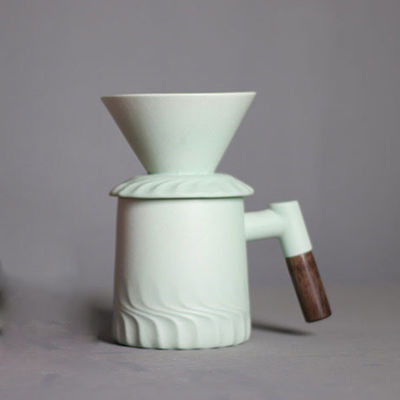 Modèle simple, machine à café moderne et ancienne, noir mat pour une cuisson sûre