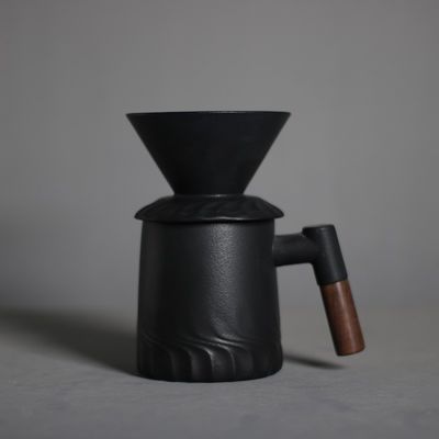 Modèle simple, machine à café moderne et ancienne, noir mat pour une cuisson sûre