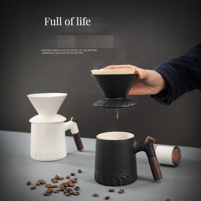 Modèle simple, machine à café moderne et ancienne, noir mat pour une cuisson sûre