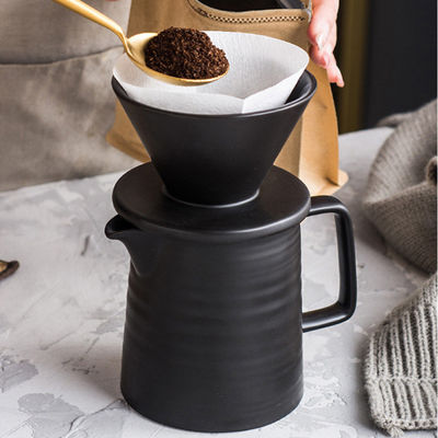 Modèle simple, machine à café moderne et ancienne, noir mat pour une cuisson sûre