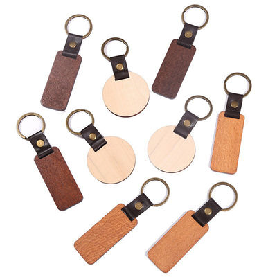 Des pendentifs en bois de hêtre sur une élégante chaîne de bambou pour les promotions Déco de Noël