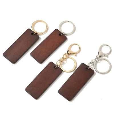 Des pendentifs en bois de hêtre sur une élégante chaîne de bambou pour les promotions Déco de Noël