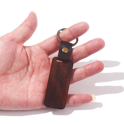 Des pendentifs en bois de hêtre sur une élégante chaîne de bambou pour les promotions Déco de Noël
