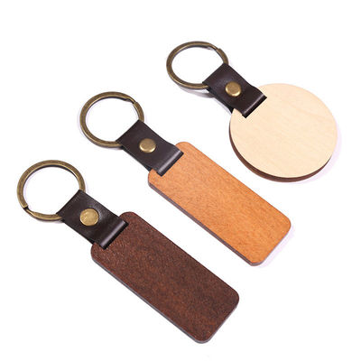 Des pendentifs en bois de hêtre sur une élégante chaîne de bambou pour les promotions Déco de Noël