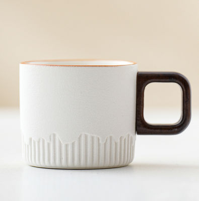 Une tasse de café en céramique nordique compacte de 50 ml avec conception country et poignée en bois