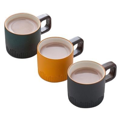 Une tasse de café en céramique nordique compacte de 50 ml avec conception country et poignée en bois